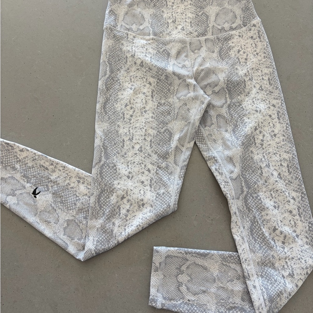 Glyder Snake Print Leggings - Gray and White